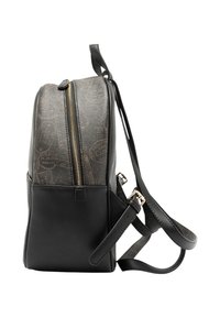 Zaino in ecopelle nero con pannello in tessuto a motivo, cerniera dorata, spallacci regolabili e forma strutturata. Offre un design elegante.