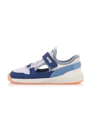 Scarpa sportiva blu e bianca con tomaia texturizzata, cinturino in velcro e suola leggera. Presenta dettagli perforati e un interno imbottito.
