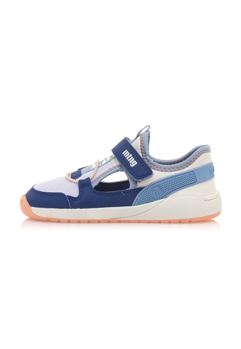 Scarpa sportiva blu e bianca con tomaia texturizzata, cinturino in velcro e suola leggera. Presenta dettagli perforati e un interno imbottito.