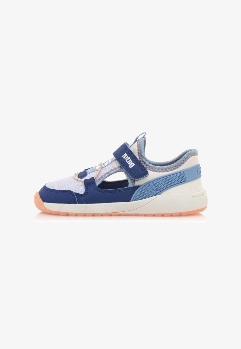 Zapatilla deportiva azul y blanca con un upper texturizado, cinta de velcro y una suela ligera. Presenta acentos perforados y un interior acolchado.