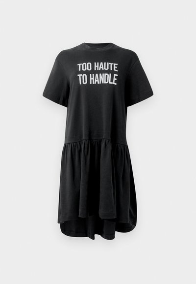 Must mustriga kleit lühikeste varrukatega, laieneva pahemikuga, volditud seelik ja valge tekst "TOO HAUTE TO HANDLE" ees. Puuvillane kangas.