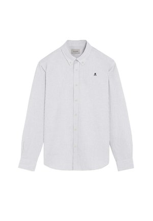 Chemise blanche à manches longues, boutonnée, avec de fines rayures verticales grises et un petit logo crâne noir sur le côté gauche de la poitrine.