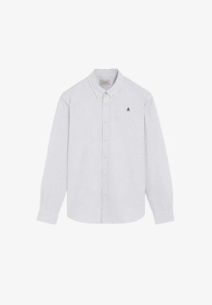 Chemise blanche à manches longues, boutonnée, avec de fines rayures verticales grises et un petit logo crâne noir sur le côté gauche de la poitrine.