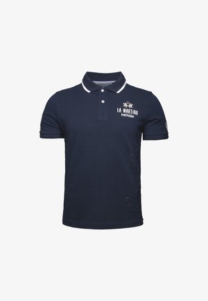 Polo de color azul marino hecho de algodón, con un cuello blanco en contraste, logo bordado y sutiles acentos de textura a los lados.