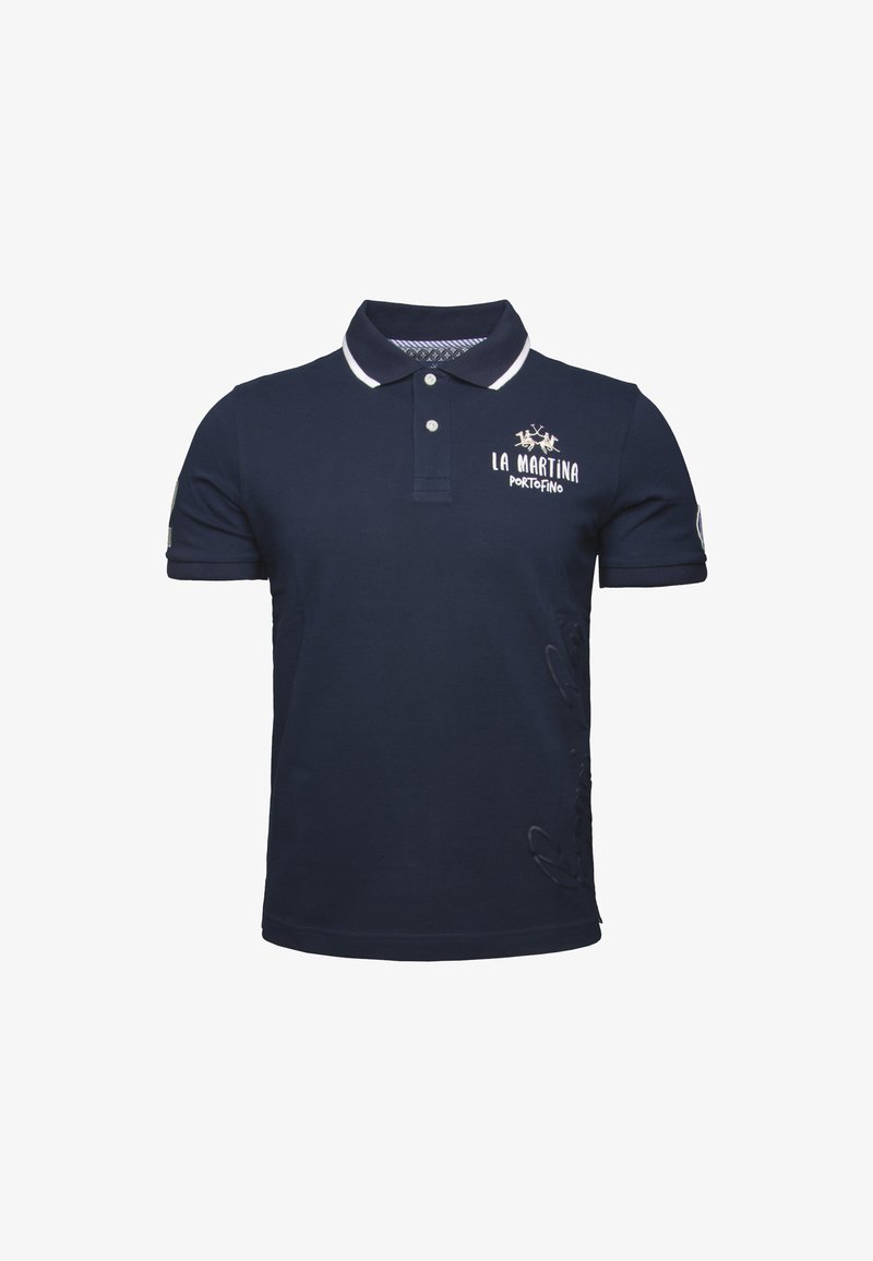 Námořnická modrá polo košile vyrobená z bavlny, s kontrastním bílým límcem, vyšitým logem a jemnými bočními texturovými akcenty.