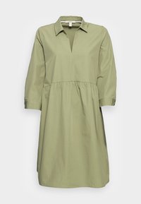 Robe légère verte, à col, avec un décolleté en V, des manches longues et une taille froncée. Fabriquée en tissu lisse avec une coupe décontractée.