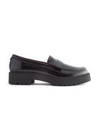 Mocassino in pelle nera con punta arrotondata, dettagli di una fascia anteriore e una suola in gomma spessa e robusta. Texture liscia con finitura lucida.