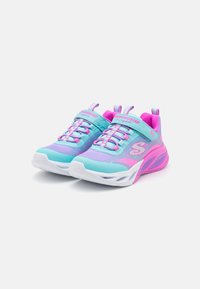 Skechers sandaalid türkiissinise ja roosa pealisega, millel on paeltega kinnitamine, pehme kaelus, kerge valge talla ja dekoratiivsed aktsendid.