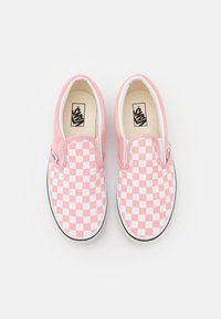 Rosa och vita rutiga slip-on skor med elastiska sidodetaljer och en svart gummisula. Tygövere del med en slät textur.