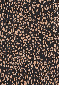 Tessuto con stampa animalier caratterizzato da uno sfondo nero con gruppi di piccole macchie irregolari di colore pesca. Texture morbida, design ad alto contrasto.