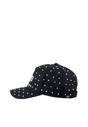 Zwarte baseballpet met witte polkadots, een gebogen klep en een klein logolabel aan de zijkant, weergegeven vanuit een zijaanzicht.