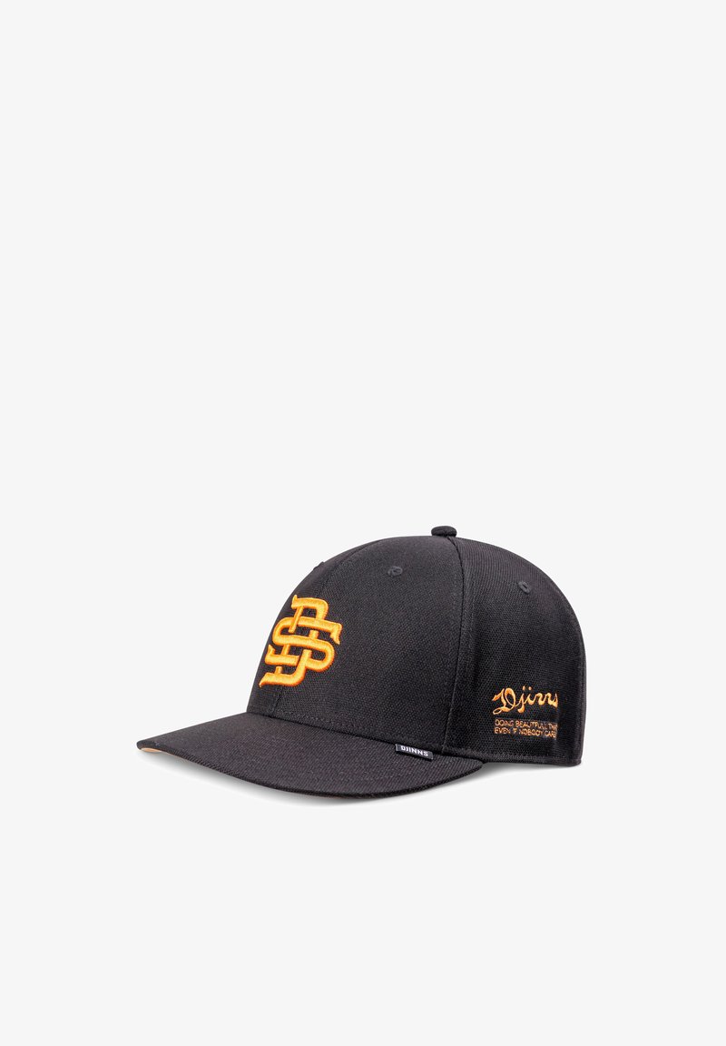 Casquette de baseball noire avec logo "DS" brodé en orange sur le devant et texte "Djinns" sur le côté, dotée d'une visière plate et d'un tissu texturé.