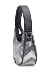 Borsa a tracolla in paillettes argento con manico in pelle nera, motivo a zigzag e forma arrotondata. Presenta una chiusura con zip e dettagli in metallo a forma di anello.