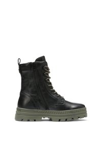 Botte de combat en cuir noir avec semelle épaisse verte, fermeture éclair latérale et lacets verts assortis sur fond blanc.