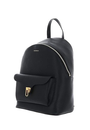Zaino in pelle nera strutturata con tasca frontale dotata di fermaglio dorato, manico superiore, chiusura con cerniera e logo del marchio sulla parte anteriore.