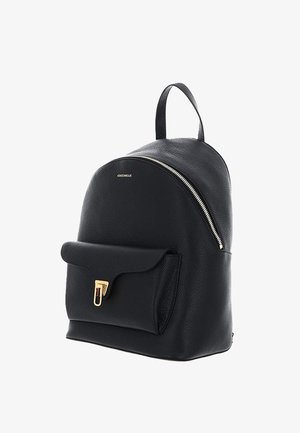 Zaino in pelle nera strutturata con tasca frontale dotata di fermaglio dorato, manico superiore, chiusura con cerniera e logo del marchio sulla parte anteriore.