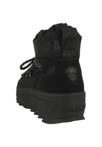 Bota de invierno negra con cuello acolchado, parte superior de tela negra texturizada, suela de goma y cordones blancos. Presenta un logo en el lateral.