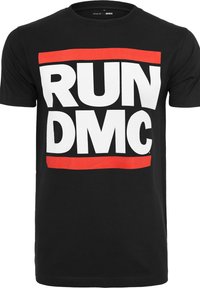 Černé bavlněné tričko s výraznou bílou grafikou "RUN DMC" s červeným akcentem, kulatým výstřihem a krátkými rukávy.
