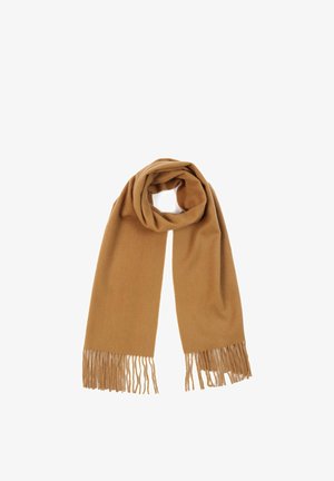 Écharpe douce de couleur chameau avec de longues franges aux deux extrémités, soigneusement nouée sur un fond blanc.