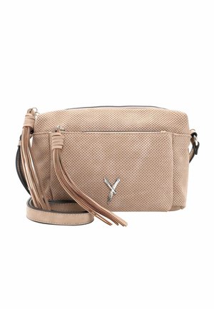 Beżowa, perforowana torebka na ramię z przednią kieszenią na zamek błyskawiczny, suwakiem z frędzlami, srebrnymi akcentami i regulowanym paskiem na białym tle.