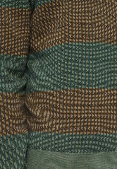 Adīts džemperis ar horizontālām svītrām tumši zaļā, sinepju dzeltenā un brūnā krāsā. Rakstains raksts ar ribotu apdari un vienkrāsainu zaļu apmali.