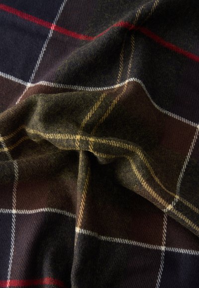 Tissu doux avec un motif à carreaux foncé présentant des lignes rouges, blanches, jaunes et brunes, légèrement froissé et plié.