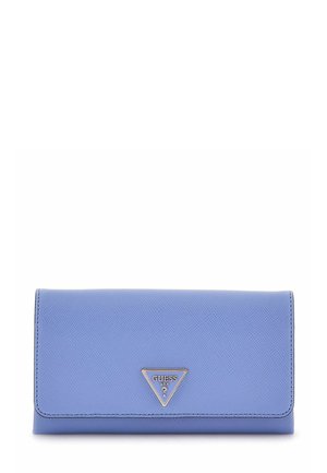 Portefeuille en cuir texturé bleu avec un logo métallique triangulaire Guess USA centré sur le rabat avant.