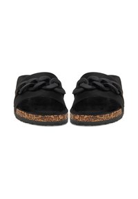 Schwarze Slide-Sandalen mit einem auffälligen Kettendetail auf dem Schaft, aus Wildleder, offenem Zehendesign und einer Korksohle für zusätzliche Struktur.