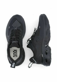 Een paar zwarte sportschoenen met een bovenwerk van mesh, trekhelften, kenmerkende luchtgeveerde zolen en het "NO NAME" logo aan de binnenkant en op de hiellus.
