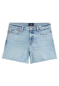 Jeansshorts i ljusblåtvätt, med fransad fåll, två framfickor och knäppning fram. Standard midja med bälteshällor.