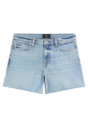 Denim-Shorts in hellem Blau mit fransigem Saum, zwei Fronttaschen und einem Knopfverschluss vorne. Standardbund mit Gürtelschlaufen.