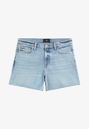 Shorts en denim de couleur bleu clair, avec un ourlet effiloché, deux poches avant et une fermeture à bouton à l'avant. Taille standard avec passants de ceinture.