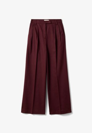 Weinrote, hochtaillierte Hose mit weitem Bein, Falten, Gürtelschlaufen und Seitentaschen, flach auf einem weißen Hintergrund liegend.