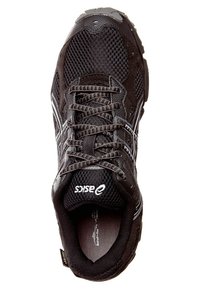 Chaussure de sport noire en matière mesh, surface texturée, et accents gris contrastants. Dotée d'un col rembourré et d'un système de laçage.