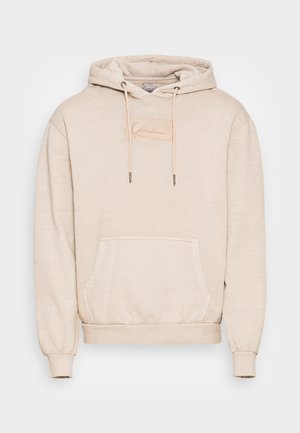 Sweatshirt à capuche beige en matière douce, doté d'une poche avant, d'une capuche avec cordon de serrage et d'un logo brodé sur la poitrine.
