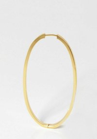 Guldörhängen i form av ringar med en slät, platt design. Elliptisk form och polerad yta med en subtil gångjärnsdetalj. Lättviktsmetallmaterial.