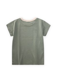T-shirt a maniche corte in cotone verde oliva con colletto a coste beige morbido e orlo dritto, caratterizzato da una texture liscia e una vestibilità casual.