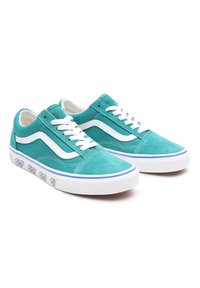 Turkoois suède sneakers met witte accenten, voorzien van een blauwe rubberen zool en een cartoonillustratie rond de tussenzool.