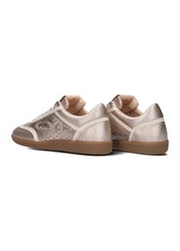 Metalen roségouden sneakers met perforatietextuur, witte accenten en bruine rubberen zolen. Kenmerkt contrasterende stiksels en vetersluiting.