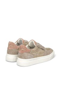 Wildledersneaker in Beige und Blush mit Mesh-Details; weiße Gummisohle; dekorative Nähte und Logo auf der Ferse.