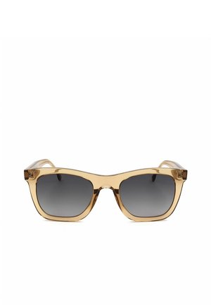 Occhiali da sole con montatura rettangolare traslucida color ambra e lenti sfumate grigio scuro, mostrati frontalmente su sfondo bianco.