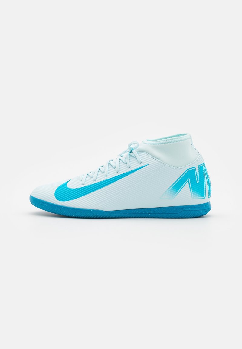 Chaussures à la cheville de couleur bleu clair avec un dessus en synthétique texturé, des accents turquoise contrastants et une semelle en caoutchouc à motifs pour l'adhérence.