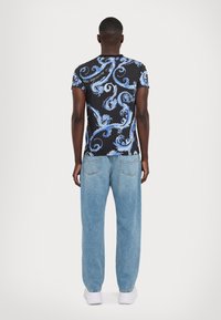 Versace Jeans Couture CHROMO - Tričko s potlačou - black/royal blue