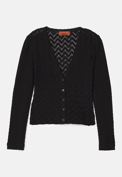 Cardigan noir avec un motif en chevrons texturé, design en V et six boutons noirs sur le devant. Manches longues, matière légère.