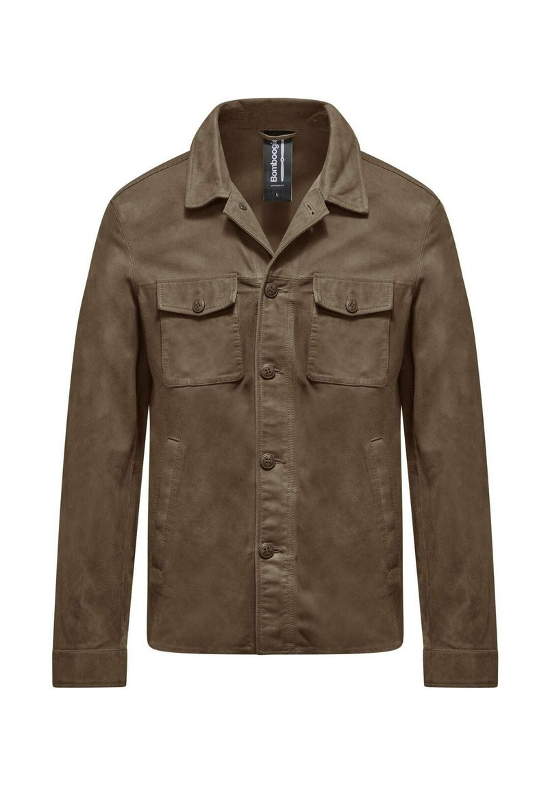 Giacca marrone con bottoni, dal tessuto morbido; presenta due taschini sul petto e un colletto classico; progettata per un look casual.