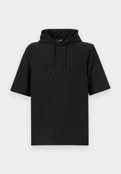 Μαύρο κοντομάνικο φούτερ με κουκούλα και κορδόνι, με διακριτικό ανάγλυφο μοτίβο στο ύφασμα, εμφανίζεται σε απλό λευκό φόντο.