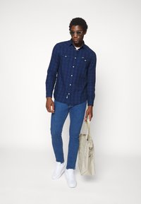Wrangler WESTERN  - Camisa - mid indigo