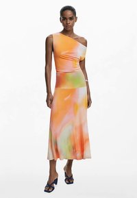 Asymmetrisches Ein-Schulter-Kleid aus weichem, dehnbarem Stoff mit einem Aquarellmuster in Orange, Grün und Pink. Bodenlang mit einem figurbetonten Oberteil.