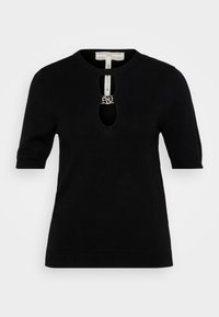 Top corto de punto negro con mangas cortas, cuello redondo y un corte en forma de ojo de llave adornado con herraje en tono plateado en el centro.