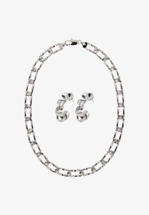 Zestaw srebrnej biżuterii, w skład którego wchodzi naszyjnik z ogniwami w kształcie owalnych teksturowanych ogniw oraz pasujące kolczyki typu twist, oba z polerowanym wykończeniem.